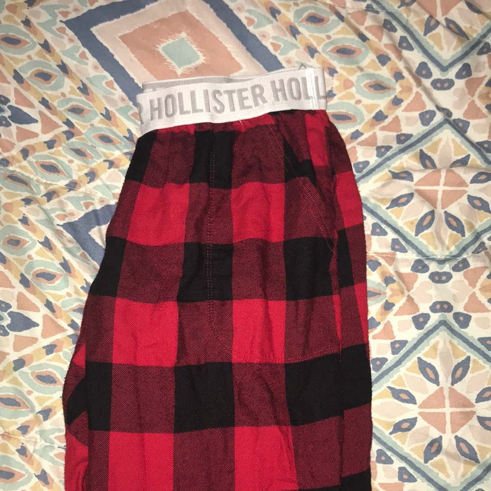 They are plaid pajama pants size small they are stretchy